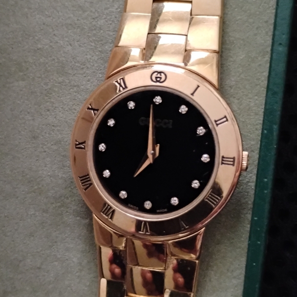 Gucci Accessories - Gucci Elegant 18 K Gold Plated Vintage Watch